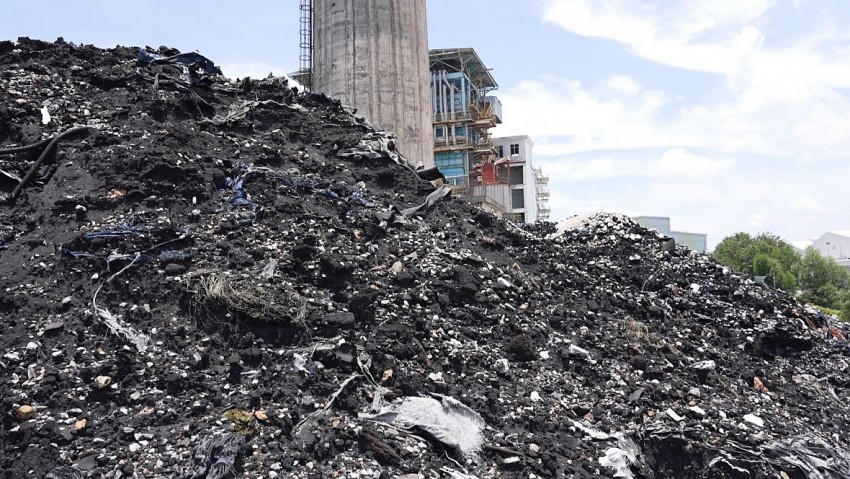 Bãi vật liệu phơi mưa, phơi nắng nguy cơ gây ô nhiễm.