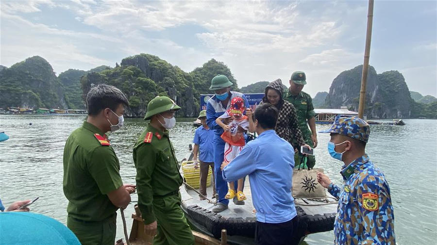 Công an huyện Cát Hải vận động ngư dân vào bờ chống bão.