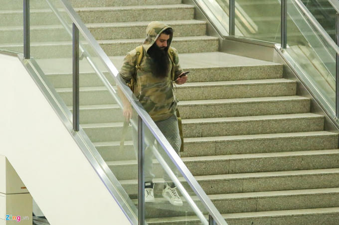 Khuya 10/3, đạo diễn Kong: Skull Island, Jordan Vogt-Roberts xuất hiện lặng lẽ tại sân bay Tân Sơn Nhất (TP.HCM) để chuẩn bị cho các hoạt động quảng bá phim cũng như gặp gỡ các đơn vị truyền thông Việt Nam diễn ra bắt đầu từ ngày mai. Anh ăn mặc bụi bặm, đậm chất thể thao. 