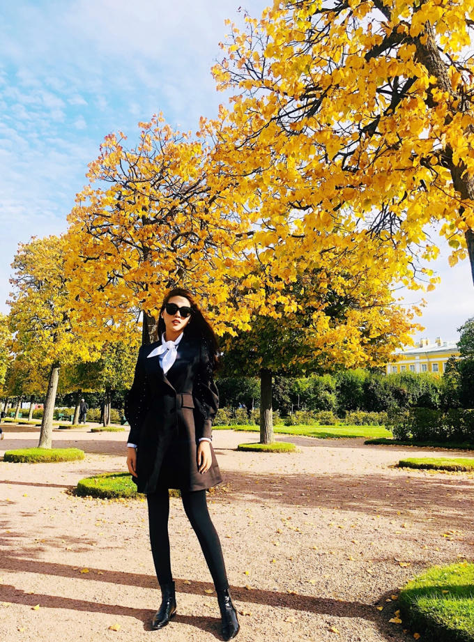 Tường Linh s&agrave;nh điệu c&ugrave;ng mẹ kh&aacute;m ph&aacute; xứ Bạch dương