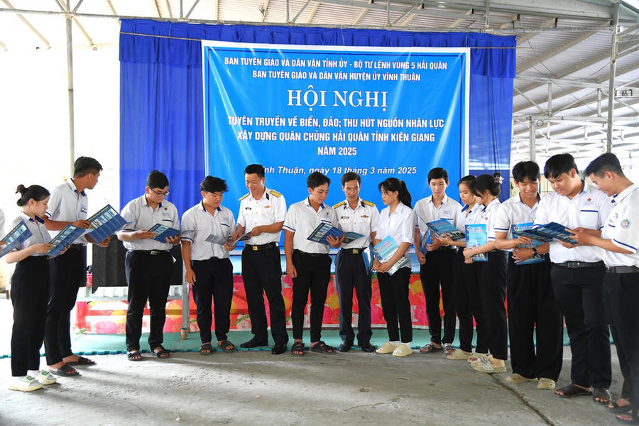 Các em học sinh trường THCS & THPT Vĩnh Bình Bắc, huyện Vĩnh Thuận tìm hiểu những chuyên ngành đào tạo của Học viện Hải quân