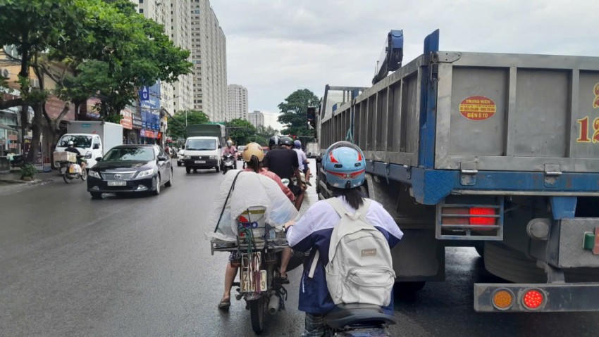 Dọc tuyến đường tồn tại các điểm ùn tắc giao thông trầm trọng như trước cổng Bệnh viện K Tân Triều, nút giao giữa đường 70 và Phạm Tu, đoạn qua cầu Tó (nút giao ngã tư Kim Giang - Phan Trọng Tuệ).