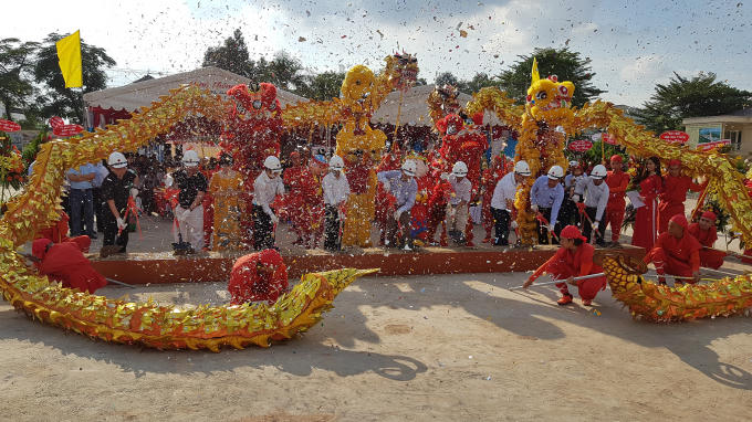 Đại diện chính quyền địa phương và lãnh đạo hai Công ty Phú Hồng Thịnh và Công ty QLPT Đô thị Việt Nam thực hiện nghi thức Lễ động thổ.