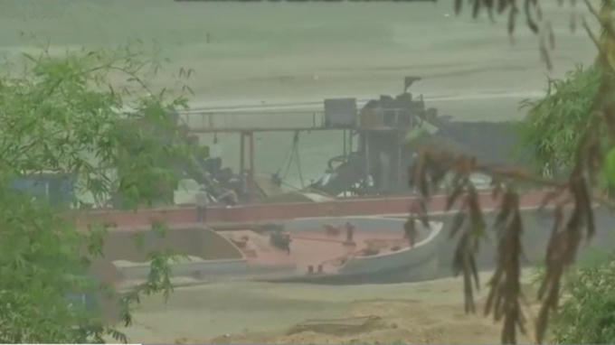 Khai thác cát trái phép tại sông Chảy.