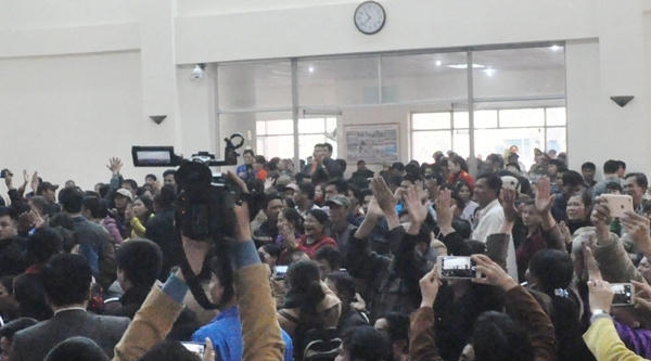 Ngư dân vỗ tay hưởng ứng Quyết định của Bí thư tỉnh Trịnh Văn Chiến.