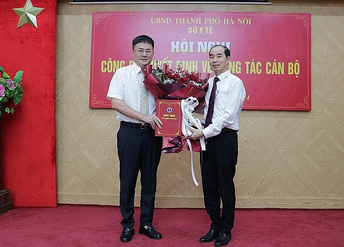 TS Nguyễn Đình Hưng - Phó Giám đốc phụ trách Sở Y tế trao quyết định và chúc mừng tân Giám đốc Bệnh viện Nhi Hà Nội Ngô Quang Hùng. (Ảnh: Sở Y tế Hà Nội)