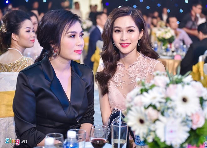 Người đẹp quê Bạc Liêu diện đầm dạ hội tông màu nude, khoe vẻ nữ tính. Trong ảnh, hoa hậu vui vẻ hội ngộ doanh nhân Lưu Nga.