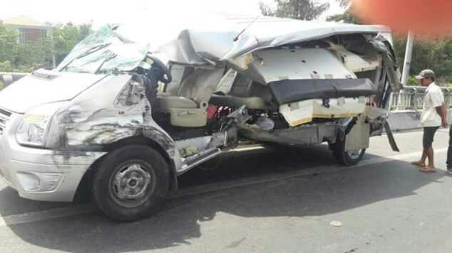 Chiếc xe 16 chỗ bẹp rúm.