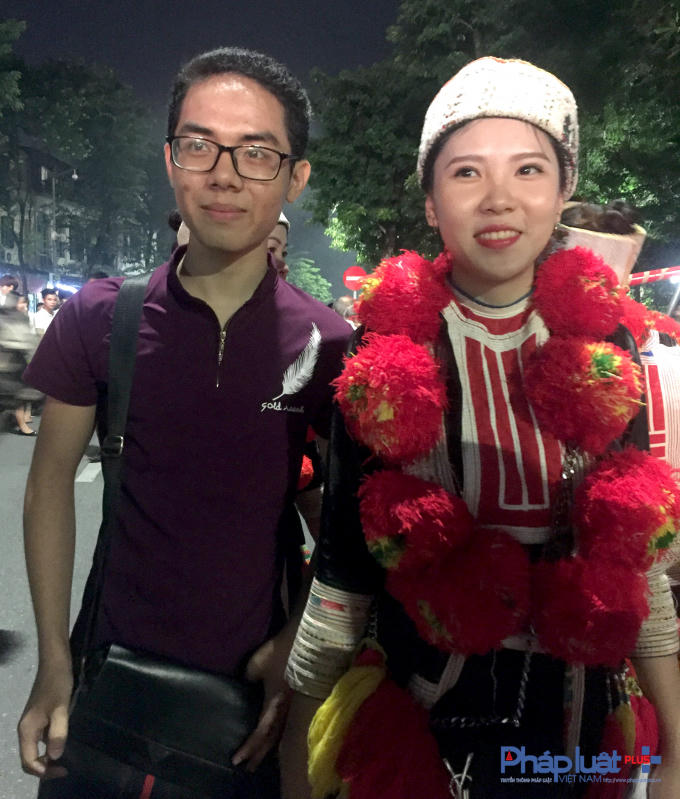 Nhiều bạn trẻ háo hức tạo dáng chụp ảnh cùng những cô gái người Dao với trang phục lạ mắt.