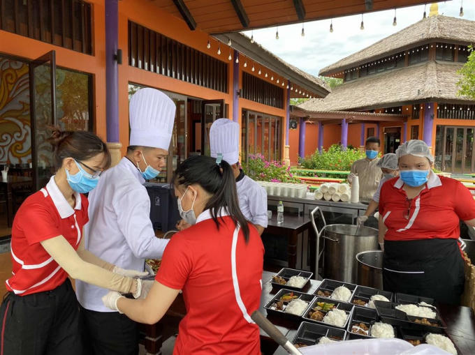 CBNV Cong vien chau A nau an phuc vu BVDC (1)