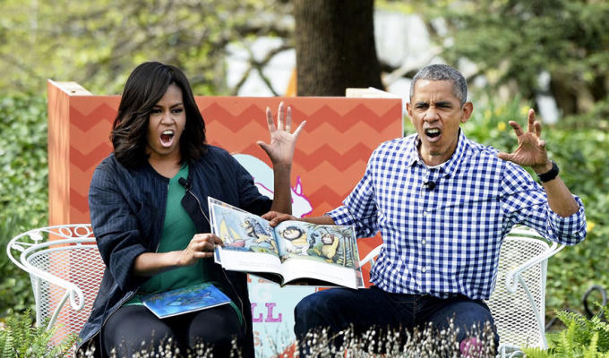 Ông Obama cùng vợ giả làm 'quái thú' khi đọc truyện tranh.