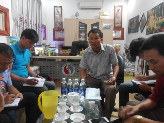 Ông Lê Quang Hòa (ngồi giữa) Giám đốc Công ty Môi trường, đô thị Kỳ Anh trong buổi làm việc với phóng viên tại trụ sở.