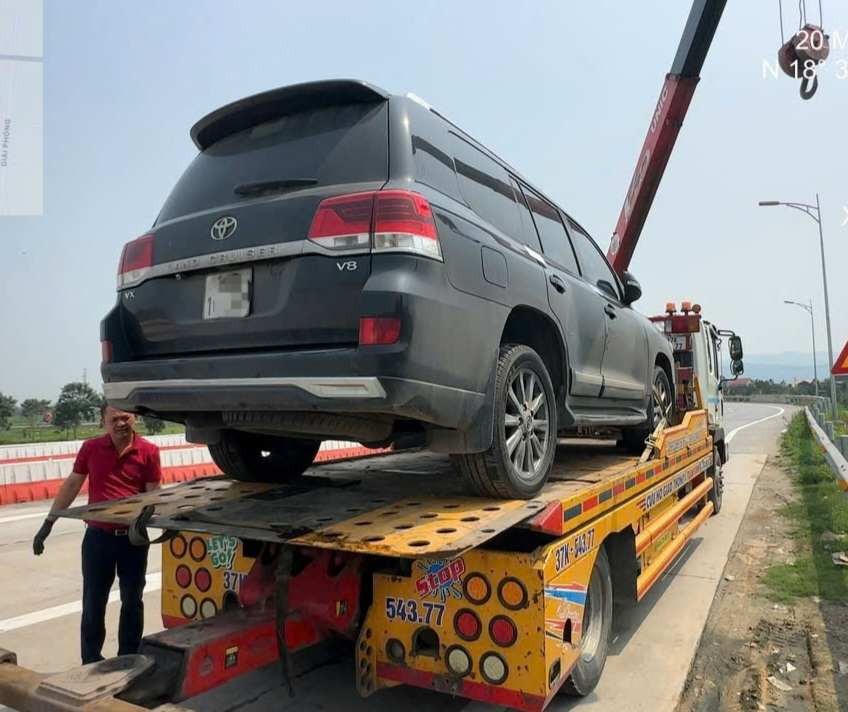 Lực lượng CSGT lập biên bản VPHC đối với lái xe và tạm giữ phương tiện vi phạm theo quy định.