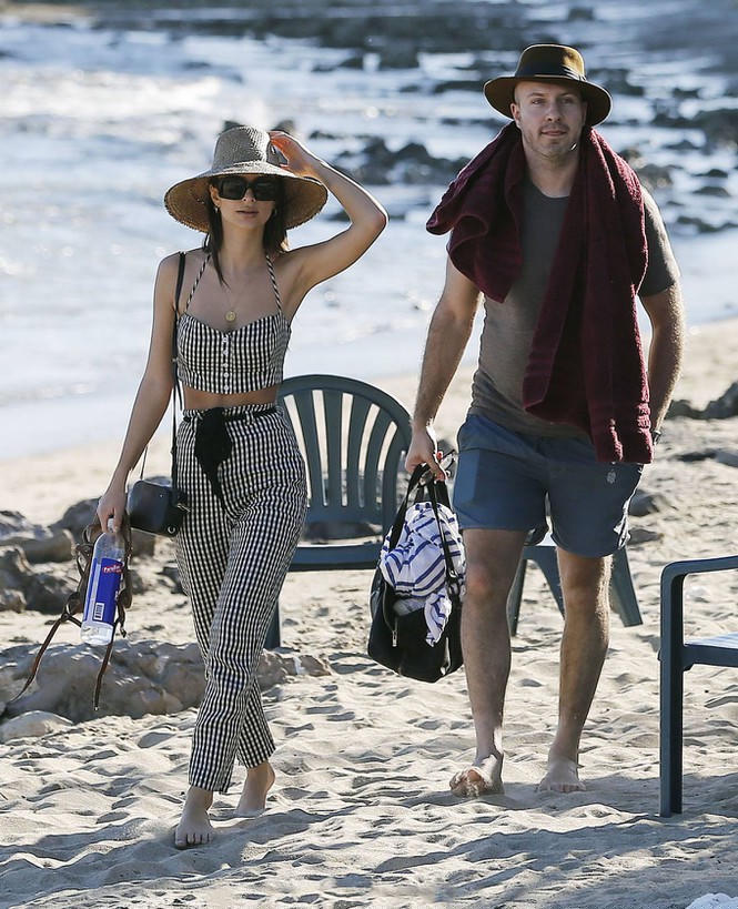 Emily Ratajkowski khoe body gợi cảm 'nảy lửa' bên trai lạ - ảnh 3