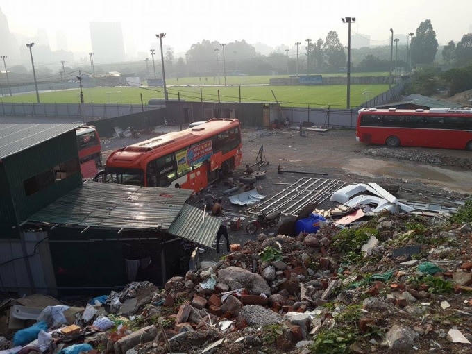 Tận dụng làm nơi sửa chữa ô tô ngay dưới chân "núi rác".