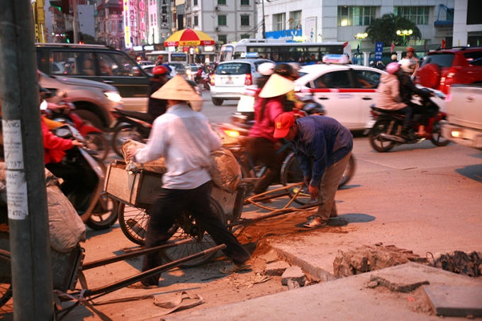 Trong khi đó, lực lượng công nhân vẫn đang tiếp tục thi công
