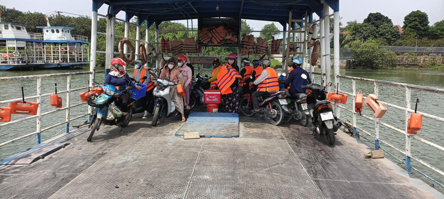 Người dân đã được trang bị áo phao, thiết bị nổi cầm tay khi qua sông.