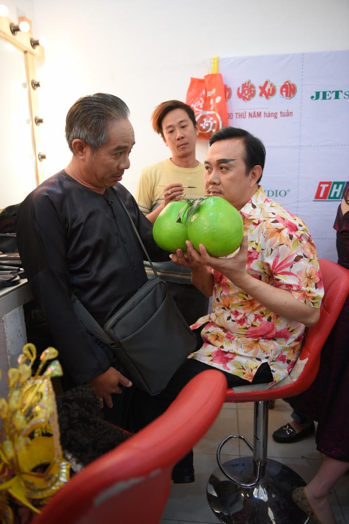 Nghề tay tr&aacute;i h&aacute;i ra tiền của nghệ sĩ h&agrave;i Trung D&acirc;n