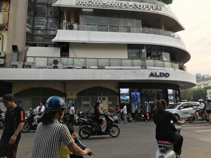 Vỉa hè hàm cá mập biến thành bãi xe.