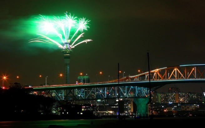 M&agrave;n bắn ph&aacute;o hoa ho&agrave;nh tr&aacute;ng từ đỉnh th&aacute;p Sky Tower,&nbsp;New Zealand. (Ảnh: Guardian)