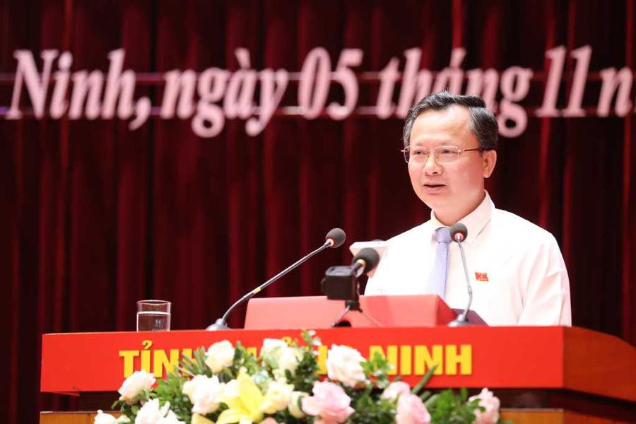 Ông Cao Tường Huy - Phó Bí thư Tỉnh ủy, Chủ tịch UBND tỉnh Quảng Ninh phát biểu tại kỳ họp.