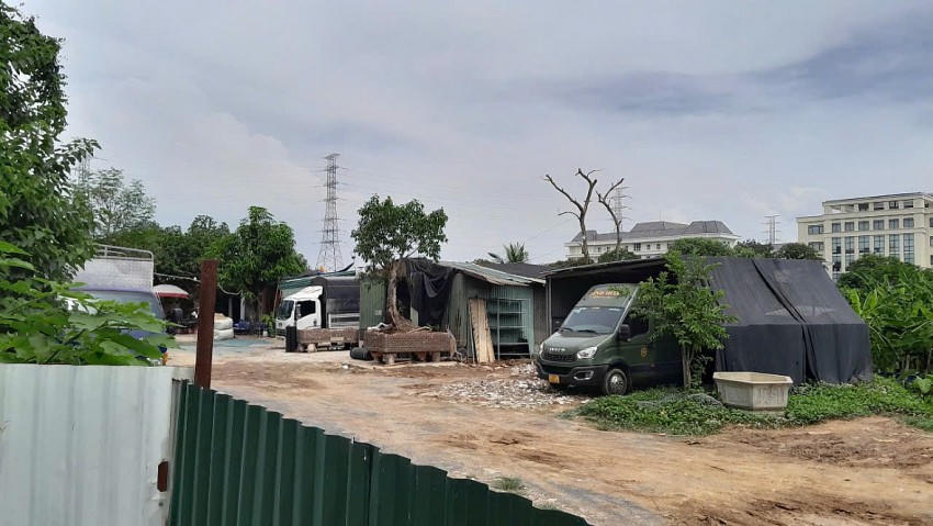 Có phần đất được tận dụng làm bãi để xe, nguyên vật liệu.