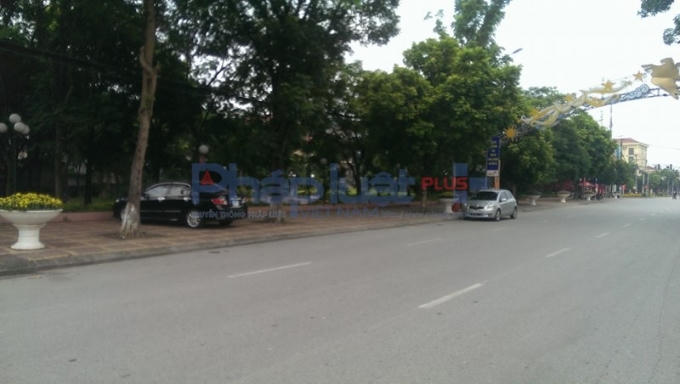 Xe đỗ trên vỉa hè.
