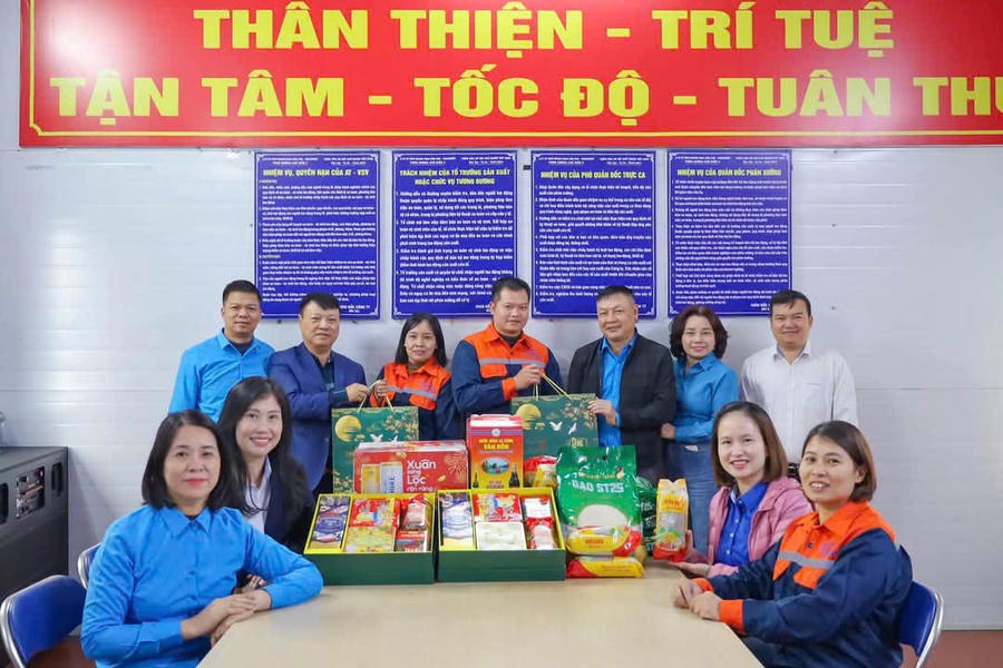 Lãnh đạo Công ty tặng quà tết cho công nhân viên người lao động.