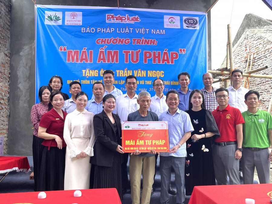 Tổng Biên Tập Báo Pháp luật Việt Nam cùng đoàn công tác của Báo, lãnh đạo huyện Vũ Thư (Thái Bình), lãnh đạo xã Tân Lập cùng các nhà hảo tâm bàn giao căn nhà “Mái ấm Tư pháp” cho hộ gia đình ông Trần Văn Ngọc (bìa 5 từ phải qua)