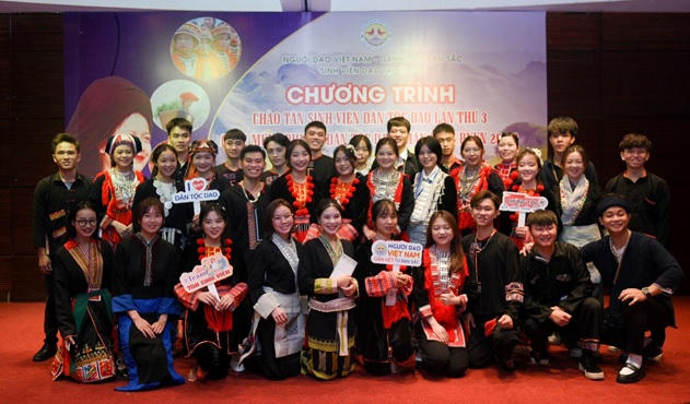 Theo thống kê của Nhóm người Dao Việt Nam - Gắn kết từ bản sắc trên địa bàn Hà Nội có khoảng 100 sinh viên người Dao đang theo học tại các trường nghề, cao đẳng, đại học...