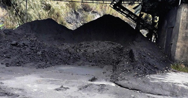 Xưởng nghiền than của ông H., nằm nằm ngay dưới chân bãi thải Mỏ than Khánh Hòa, cách khu dân cư chỉ vài chục mét. (Ảnh: P.V/Vietnam+)