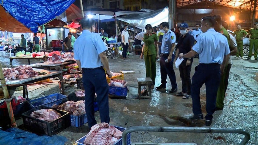 ổ công tác liên ngành kiểm tra thu giữ số thịt lợn nhiễm bệnh tại kiot trong chợ.