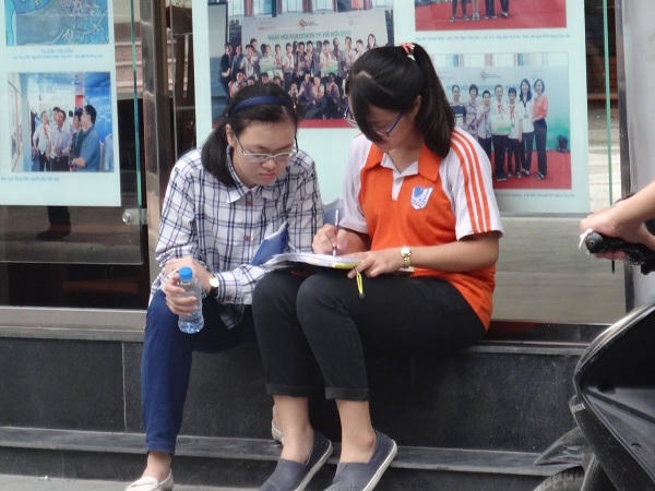 Dù đã kết thúc môn thi đầu tiên, nhưng 2 thí sinh này vẫn cố gắng nán lại điểm thi để trao đổi đáp án, mong rằng bài thi của mình không có sai sót.