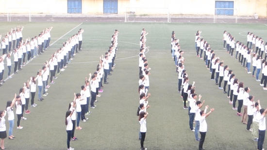 Các bạn sinh viên có mặt từ sớm để ghi hình MV Đường đến ngày vinh quang. Ảnh: Hồng Nhung