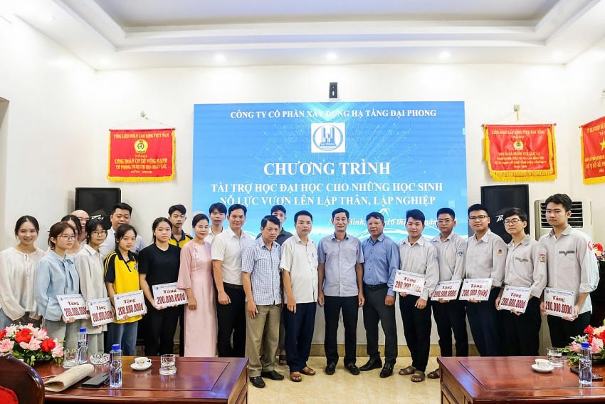Lãnh đạo Công ty, các thày cô giáo và các em học sinh chụp ảnh lưu niệm.