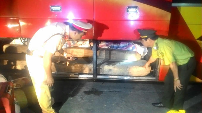 CSGT công an tỉnh Thừa Thiên-Huế tiến hành bàn giao cho cơ quan chức năng xử lý.