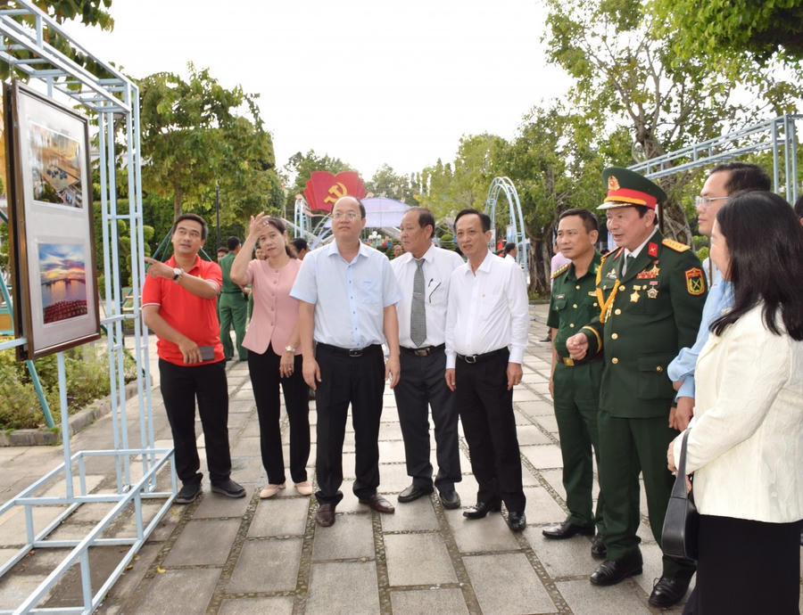 Các đại biểu tham quan Triển lãm ảnh.
