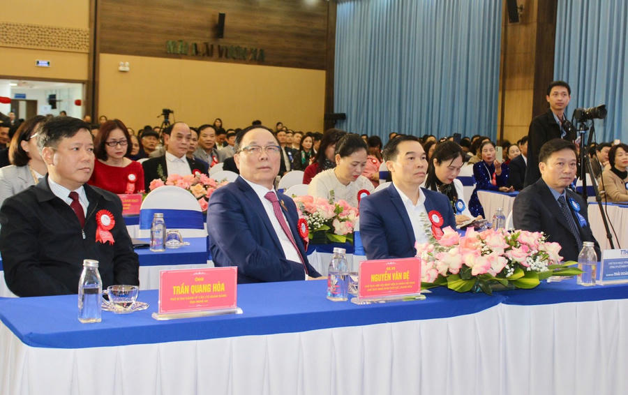 Các đại biểu tham dự buổi lễ.