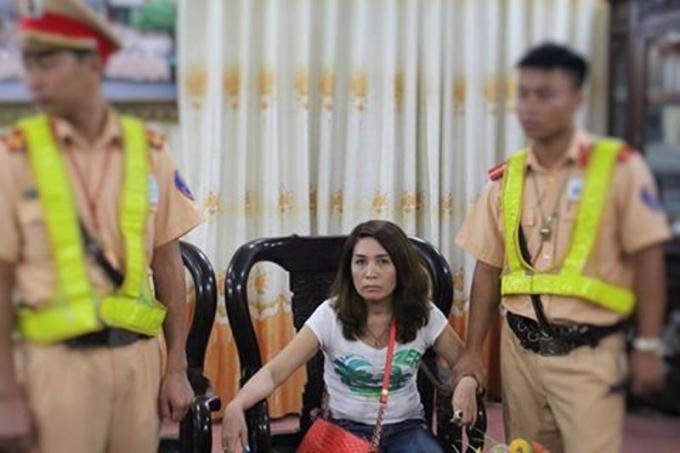 Đối tượng Ngô Thi Đâu bị CSGT bắt giữ.