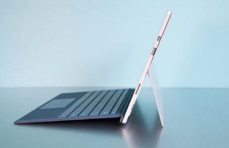 Độ d&agrave;y v&agrave; trọng lượng của hai sản phẩm l&agrave; tương đương nhau.