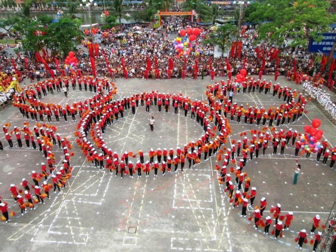 Màn xếp hình, xếp chữ công phu của nhân dân Hải Hậu.