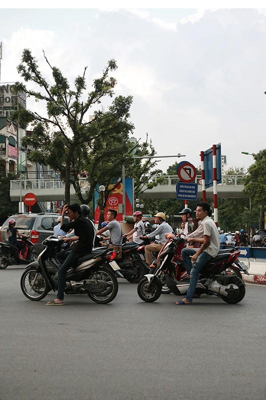 Xếp hàng rồng rắn đi ngược chiều