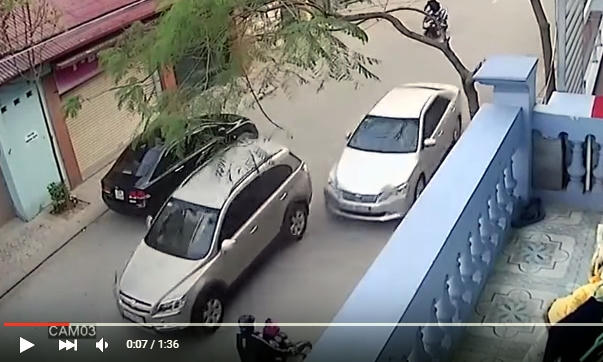 Chiếc xe 4 chỗ màu đen dừng đỗ ngược chiều. (Ảnh cắt ra từ clip)