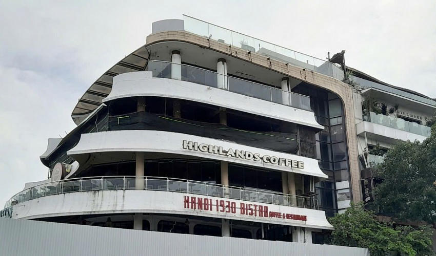 Quan sát kỹ, có thể thấy một số bàn ghế, biển quảng cáo của các hộ kinh doanh trước đó vẫn chưa được di dời. (Ảnh: N. Trường)