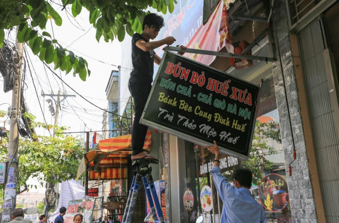 Tại huyện Hóc Môn, hàng loạt hộ kinh doanh trên đường Nguyễn Ảnh Thụ tự động dỡ bảng hiệu, công trình lấn chiếm. "Nhà tôi có phần mái tôn ăn ra vỉa hè nên giờ phải gỡ xuống. Thấy chủ trương đúng thì mình làm theo thôi", ông Nguyễn Trí Thức nói.