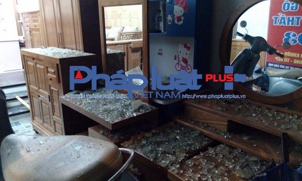 Kính vỡ vụn bay khắp trong ngôi nhà đối diện nơi xảy ra vụ nổ.