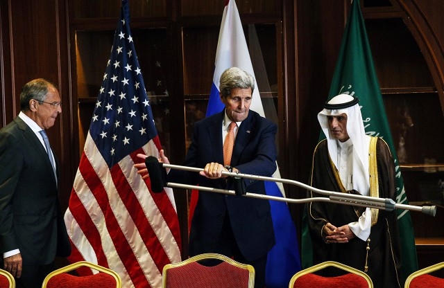 Ngoại trưởng Nga Sergei Lavrov, Ngoại trưởng Mỹ John Kerry và Bộ trưởng Ngoại giao của Saudi Arabia Adel Al-Dzhubeyr (trái sang phải) trong một cuộc họp (Ảnh: TASS)