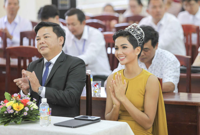 Hoa hậu H'hen Ni&ecirc; trở th&agrave;nh đại sứ gi&aacute;o dục, trao học bổng 100 triệu cho sinh vi&ecirc;n