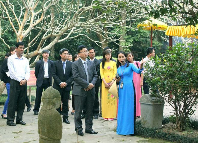 Bộ trưởng và đoàn công tác của Bộ Tư pháp thăm di tích quốc gia đặc biệt Lam Kinh.