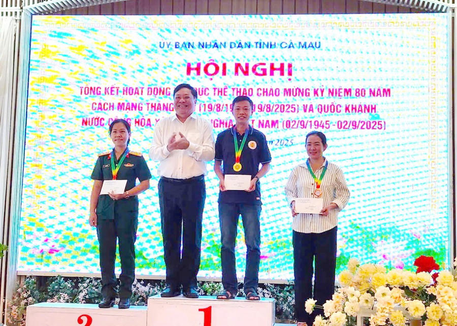 Ông Phạm Thành Ngại – Phó Bí thư Tỉnh ủy, Chủ tịch UBND tỉnh Cà Mau, trao Huy chương Vàng môn Nhảy bao bố cho đại diện đội tuyển Công an tỉnh.